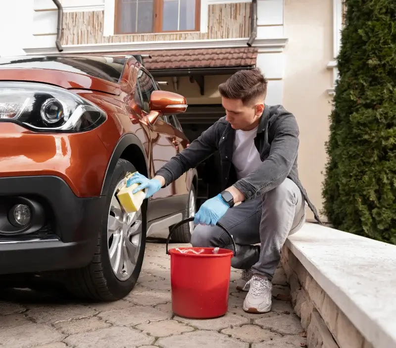 Lavage auto à domicile Avesnelles : professionnel intervenant sur un véhicule